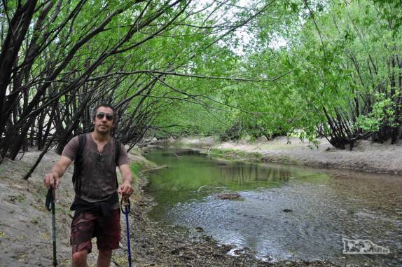 Cruzando o oásis no fundo co canyon onde está a Cueva de Las Manos, no sul da patagônia, na Argentina